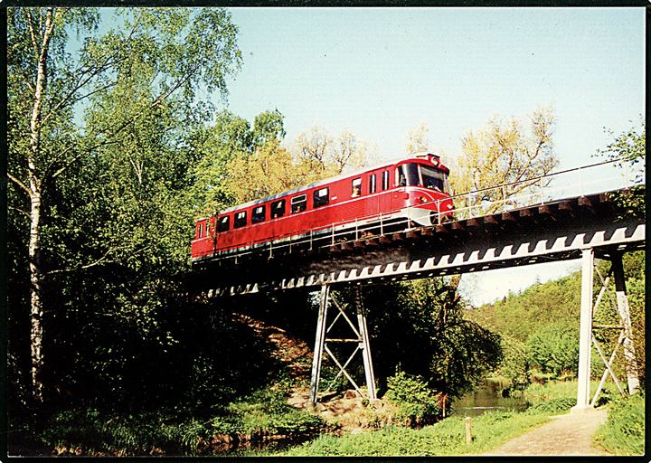 Toget fra Nærumbanen ved Mølleåbroen. Forlaget Holsund u/no. 