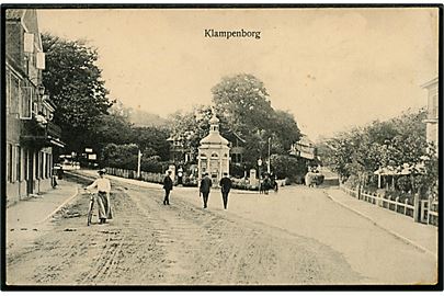Klampenborg med Aviskiosk. Budtz Müller & Co. no. 561.