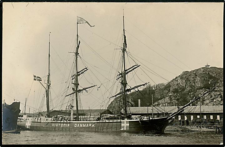 Victoria, 3-mastet skonnert i neutralitetsbemaling under 1. verdenskrig. Fotokort u/no.