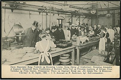 Kong Fr. VIII og kongelige gæster på besøg på De danske Vin- og Konservesfabriker d. 26.9.1908. Reklamekort u/no.