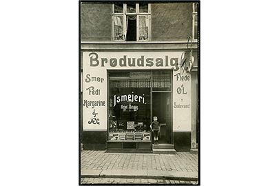 Købh., Facade af Brødudsalg og Ismejeri. Fotokort u/no. Brugt som lokalt julekort fra Nørrebro til Østerbro 1914.
