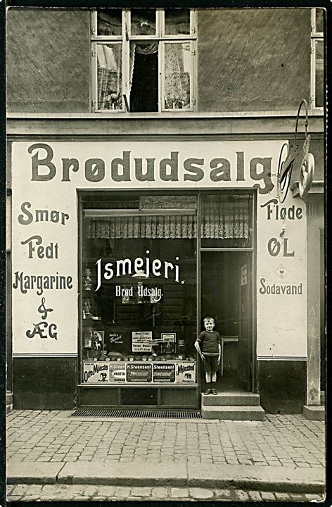 Købh., Facade af Brødudsalg og Ismejeri. Fotokort u/no. Brugt som lokalt julekort fra Nørrebro til Østerbro 1914.