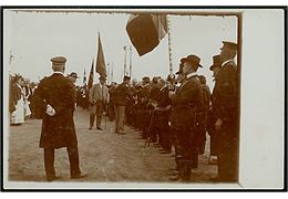 Kong Fr. VIII og I. C. Christensen hilser under kongerejsen 1908. Muligvis fra Aalborg. Fotokort u/no.