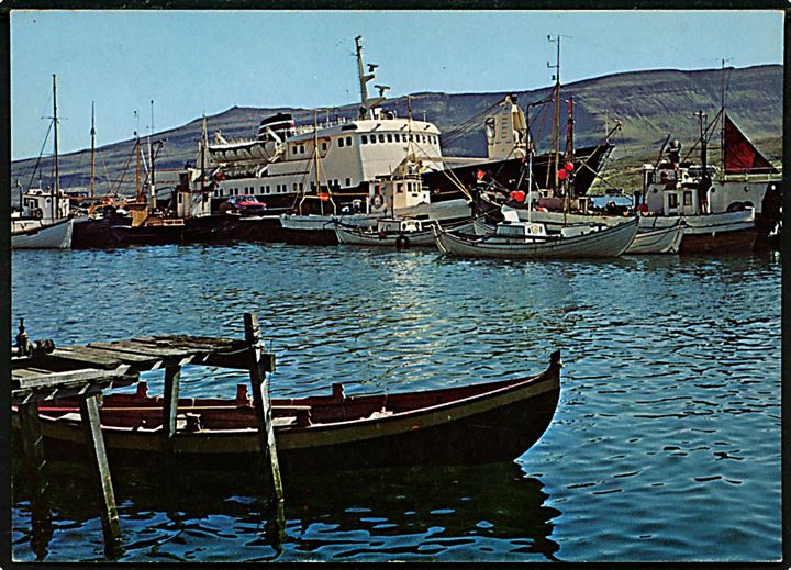 Tvøroyri havn med færgen M/S Smyril. Kuna tryk no. 52.