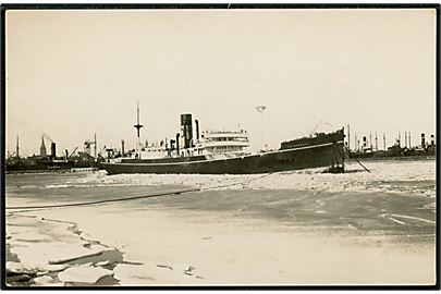 Illingworth, S/S, Dalgliesh Steam Shipping Co. Ltd., Newcastle i isen ved Frederikshavn under isvinter 1929. I baggrunden DFDS skibet S/S Sleipner. Fotokort u/no.