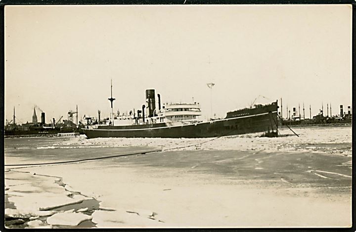 Illingworth, S/S, Dalgliesh Steam Shipping Co. Ltd., Newcastle i isen ved Frederikshavn under isvinter 1929. I baggrunden DFDS skibet S/S Sleipner. Fotokort u/no.