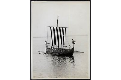 Vikingeskibet Hugin som sejlede til England 1949. Fotografi 18x24 cm.