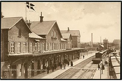 Horsens jernbanestation med holdende tog. Stenders no. 16678k