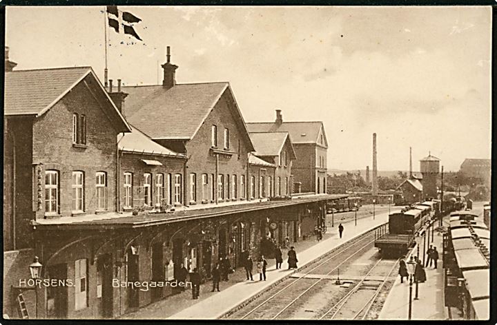 Horsens jernbanestation med holdende tog. Stenders no. 16678k