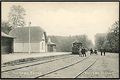 Hellebæk, jernbanestation med damptog, personale og dræsine. K. Nielsen u/no.