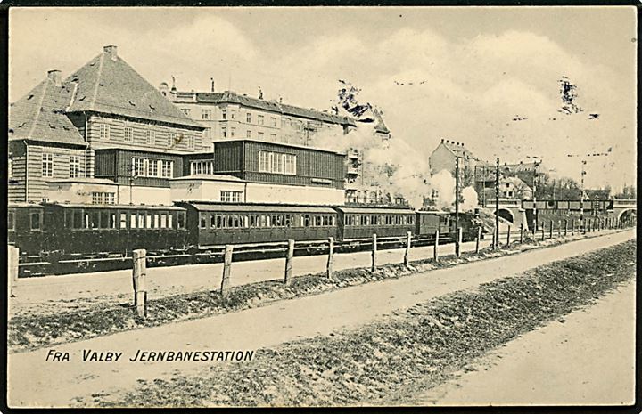 Valby jernbanestation med damptog. D.L.C. no. 685.