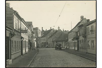Odense, Ramsherred set fra Bangs Boder med lastbil M2991. Fotograf Lønberg, Odense. Fotografi 11½x15½ cm.