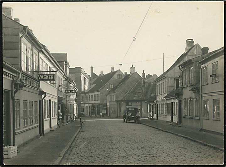 Odense, Ramsherred set fra Bangs Boder med lastbil M2991. Fotograf Lønberg, Odense. Fotografi 11½x15½ cm.