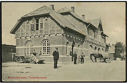 Frederiksværk, jernbanestation og posthus. L. Christensen no. 876.