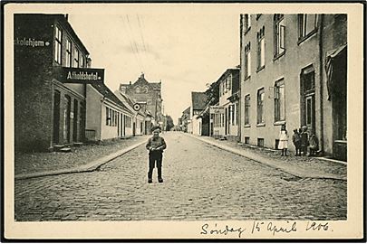Sorø, gadeparti med Skolehjem og Afholdshotel. L. Christensen no. 325.