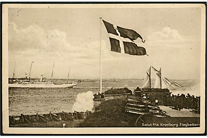Helsingør, Kronborg flagbatteri med salut for passerende skib. Jens Møller / Stenders no. 857