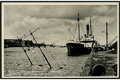 Købh., Rester af torpedobådene Nordkaperen og Sælen ved Dokøens vestside efter flådens sænkning d. 29.8.1943. Thaning & Appel serie X 258.