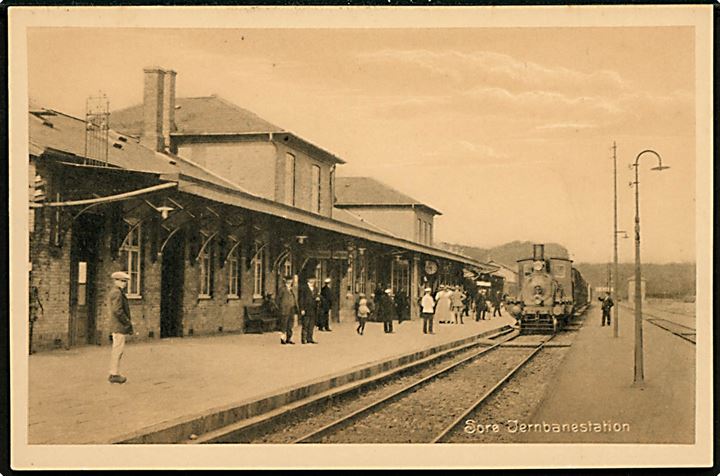 Sorø. Jernbanestation med holdende Damplokomotiv. Alfred Clausens Boghandel no. 42039.