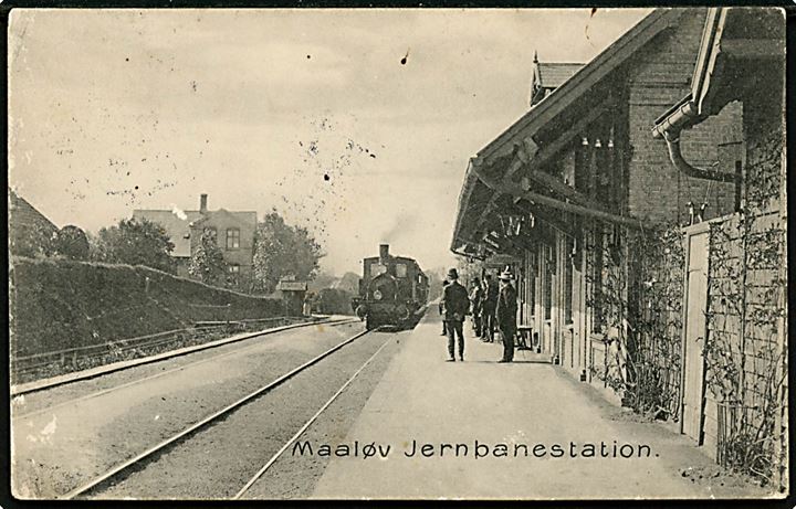Maaløv Jernbanestation med holdende damplokomotiv. Stenders no. 10772.