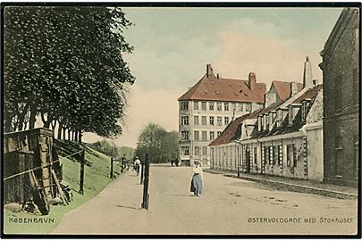 Købh., Østervoldgade med Stokhuset. Fotograf Orla Boch. Alex Vincents Kunstforlag no. 525. 