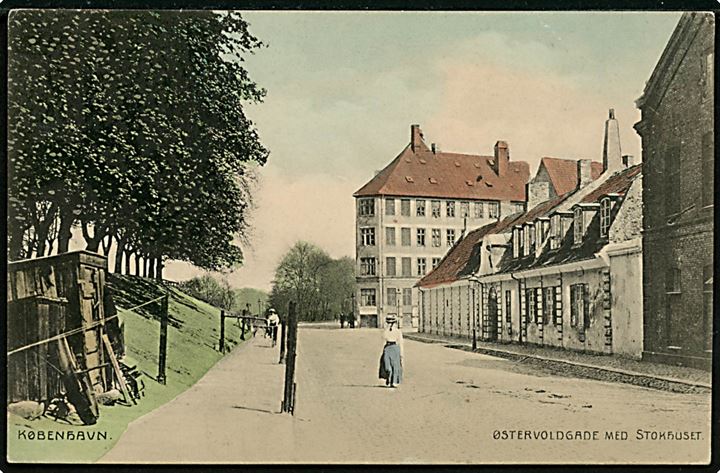 Købh., Østervoldgade med Stokhuset. Fotograf Orla Boch. Alex Vincents Kunstforlag no. 525. 