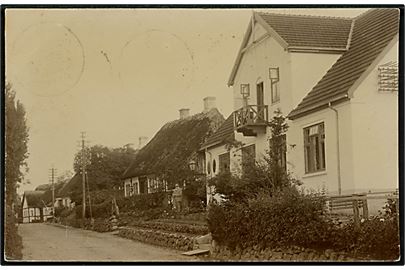 Troense, gadeparti med postkontor. Fotokort u/no. Sendt fra postmester Georg Vilhelm Støckel d. 23.11.1909 til Bandholm.