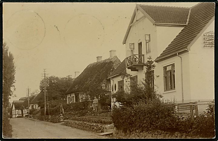 Troense, gadeparti med postkontor. Fotokort u/no. Sendt fra postmester Georg Vilhelm Støckel d. 23.11.1909 til Bandholm.