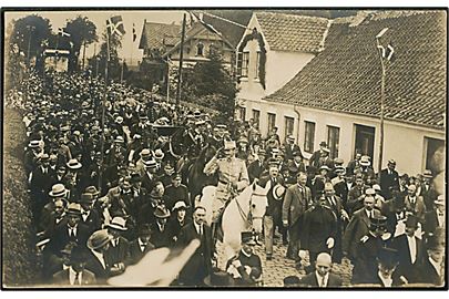 Genforening. Chr. X til hest ved indtog i Sønderjylland d. 10.7.1920. Fotokort u/no.