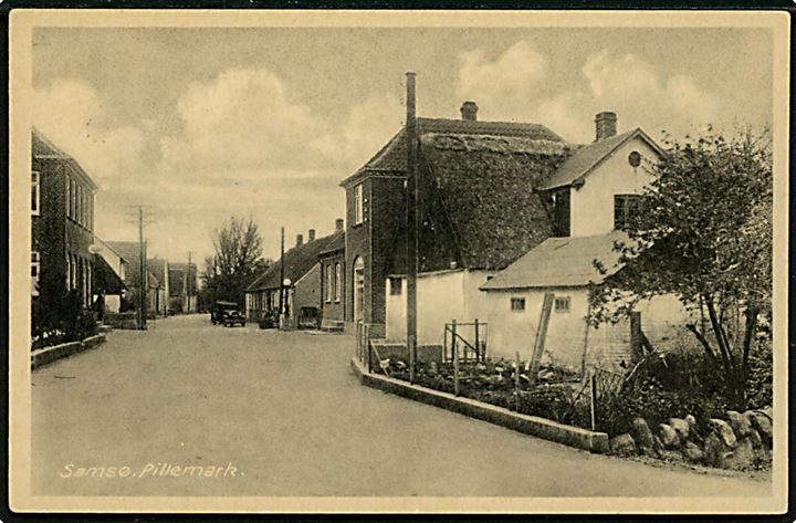 Pillemark på Samsø, gadeparti med automobil og benzin stander i baggrunden. Schade & Co. no. 1812.