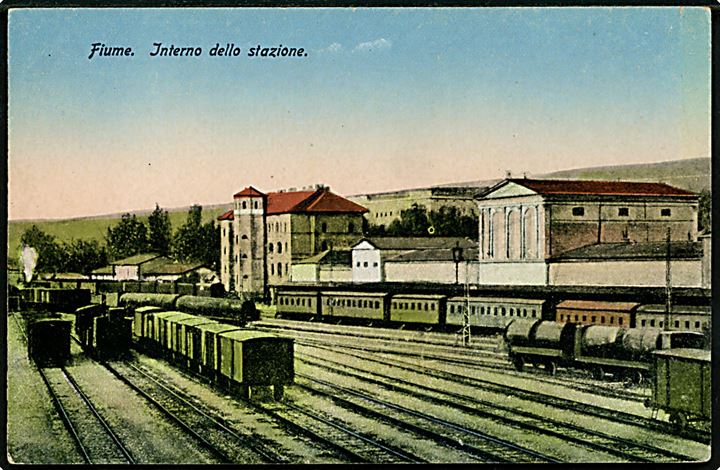 Fiume, jernbanestation med passager- og godsvogne.