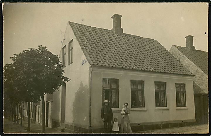 Rønne, byhus med beboer. Fotokort u/no. Sendt lokalt i Rønne af Carl og Petra Olsen i 1913.