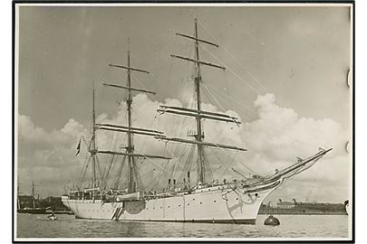 Statsraad Lehmkuhl, norsk 3-mastet skoleskib. Fotografi 12x17 cm. Uden adresselinier.