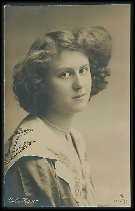 Violet Emily Wegner (1887-1960) var Cabaret performer. Hun blev gift med Prins Peter Petrovich-Njegosh af Montenegro i 1924. De fik ingen børn. Fotokort. GG serie no. 127/4.  