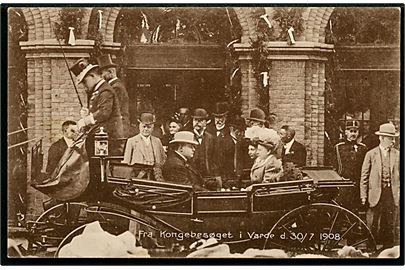 Varde, kongeparrets yngste børn Thyra, Gustav og Dagmar i vogn, samt I. C. Christensen under kongebesøget d. 30.7.1908. H. Kiertzner no. 15852k.