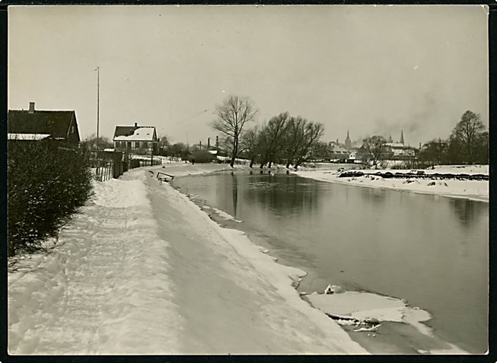 Odense, åen ved vinter set fra gangstien ved Ejby mølle. Fotograf Lønborg. 11x15½ cm.