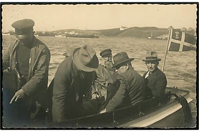 Fotografisk kort med Thorvald Stauning på bådtur! U/no. 