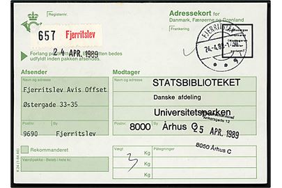 Særligt indenrigs adressekort for pakker fra Danmark, Færøerne og Grønland for ufrankeret pakkeforsendelse fra Fjerritslev d. 24.4.1989 til Statsbiblioteket i Århus. Påtrykt Postbesørges ufrankeret / (Modtageren betaler portoen).