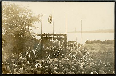 Sønderborg, Det første flag hejses ved Idrætsstævnet på Dybbøl 22.-23.7.1928. Fotokort u/no.