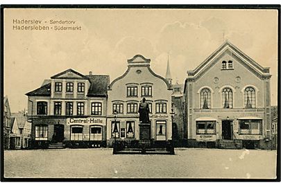 Haderslev, Søndertorv med bl.a. Central Halle og statue. U/no.