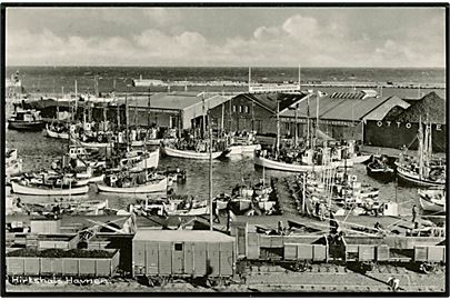 Hirtshals, havneparti med fiskefartøjer, havnespor og godsvogne. Stenders no. 97979.
