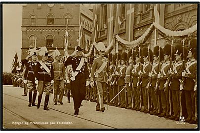 Kong Chr. X og kronprins Frederik inspicerer æresvagt fra Livgarden på Københavns Toldbod. Alex Vincents Kunstforlag no. 7.
