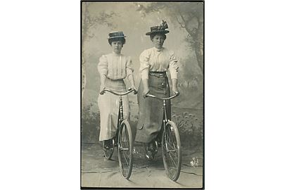 To kvindelige cyklister. Atelier foto sendt fra Odense 1908.