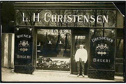 Købh. Frederikssundsvej 148 hj. Brønshøj Kirkevej med L. H. Christensen's Wiener & Dresdener bageri. Fotokort u/no. Hj.skade.