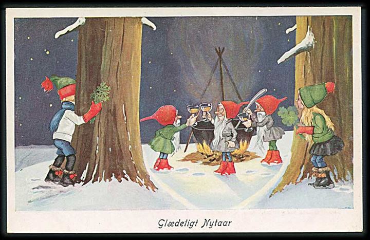 Glædeligt Nytaar. Nisser står ved stor sort gryde. De skåler. Dreng og pige gemmer sig bag træer og kigger på. Rudolf Olsen no. 9198/4.