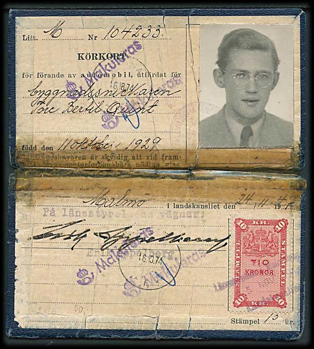 10 kr. Stempelmærke på kørekort udstedt i 1947 og makuleret d. 16.10.1974. Noget medtaget med tape.