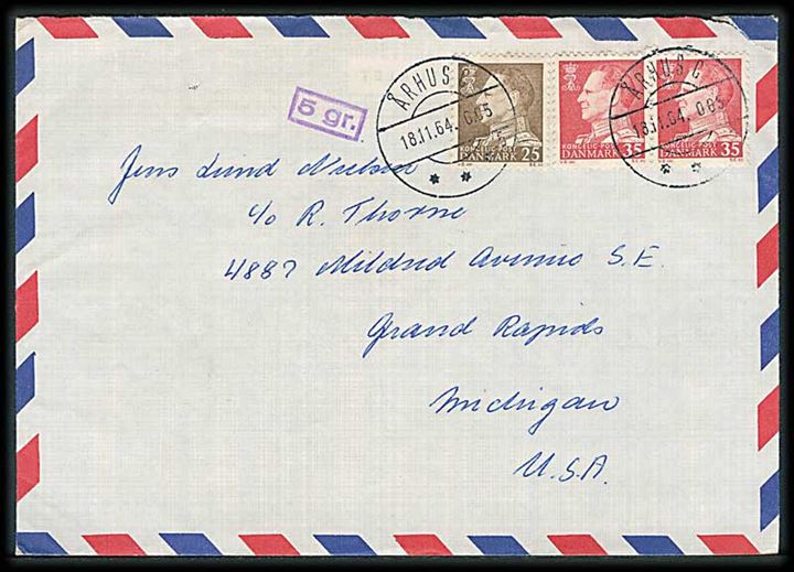 25 øre og 35 øre (par) Fr. IX på luftpostbrev fra Århus d. 18.11.1964 til Grand Rapids, USA. Rammestempel 5 gr.. Bagklap mgl.