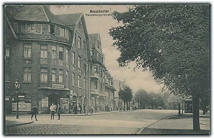 Rendsburgerstrasse i Neumünster. Banegaards cafe til venstre. W. B. L. H. no. 1433.