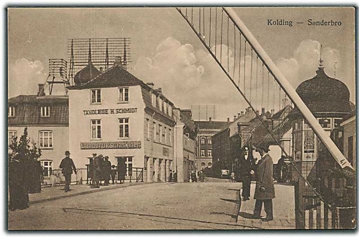 Sønderbro i Kolding. Bommen er oppe. Tandlæge H. Schmidt & Landbrugsmaskine ses i bygningen til venstre. G. L. S. K. no. T40. 
