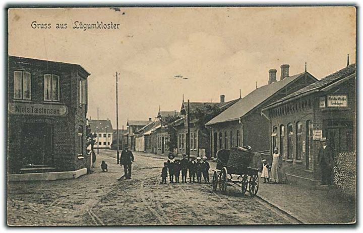 Gadeparti fra Løgumkloster med flere forretninger. NO. 1100.