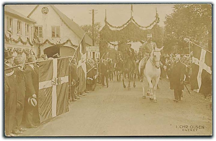 Christian d. 10. på den hvide hest ved Genforeningen 1920 i Sønderjylland. Fotokort. I. Chr. Olsen u/no.  